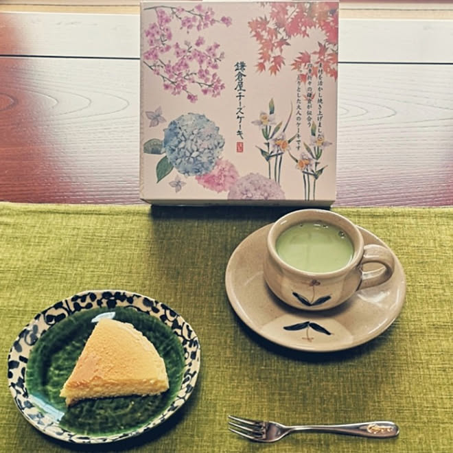 机 おうちカフェ 今日のおやつ 鎌倉屋チーズケーキ 抹茶オレ などのインテリア実例 21 01 27 15 02 55 Roomclip ルームクリップ