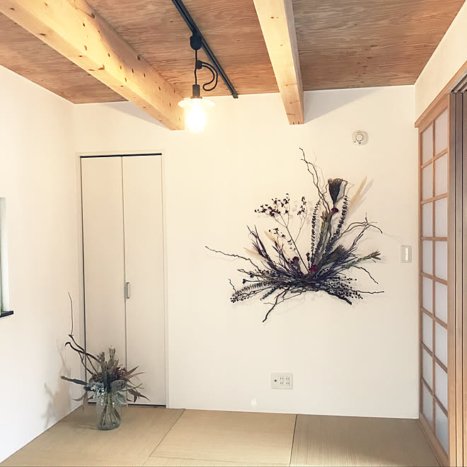 壁 天井 琉球畳 漆喰 アートのある部屋 大黒柱 などのインテリア実例 18 09 17 08 47 19 Roomclip ルームクリップ 壁 天井 琉球畳 漆喰 アートのある部屋 大黒柱 などのインテリア実例 18 09 17 08 47 19 Roomclip ルームクリップ