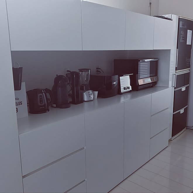 キッチン 白 クロ 冷蔵庫リメイク 家電は黒 モノトーン などのインテリア実例 17 02 07 09 56 54 Roomclip ルームクリップ