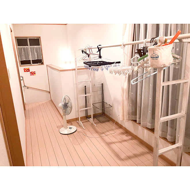 赤ちゃんのいる暮らし 踊り場 ピンチハンガー 洗濯物干しスペース 部屋干し などのインテリア実例 08 23 00 38 37 Roomclip ルームクリップ