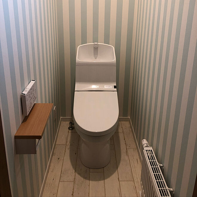 白い木目調 水色ストライプ 水色ストライプ壁紙 バス トイレのインテリア実例 19 06 17 23 59 43 Roomclip ルームクリップ