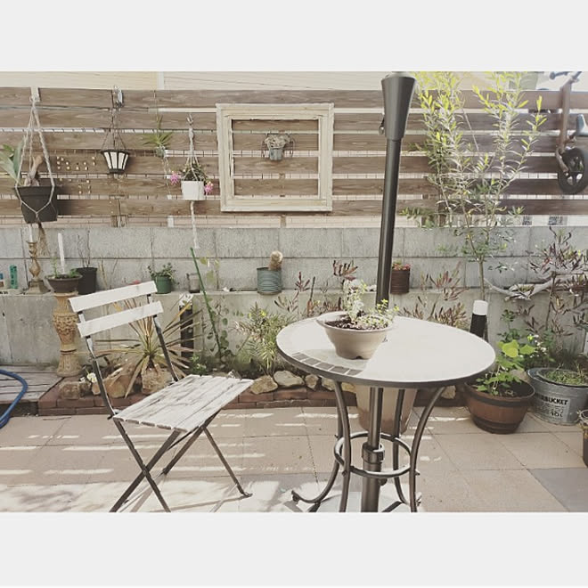 玄関 入り口 カインズ 花壇ｄｉｙ コンクリート平板 木製フェンスdiy などのインテリア実例 21 04 27 17 40 52 Roomclip ルームクリップ