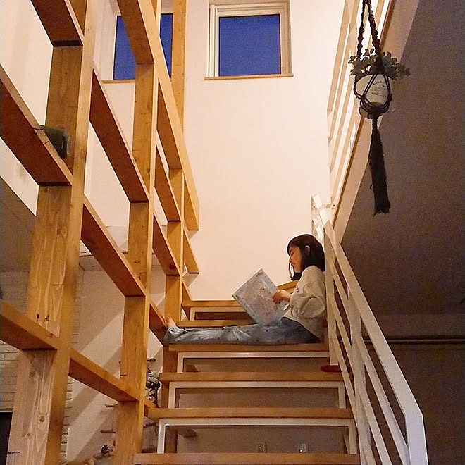 壁 天井 階段 格子の柱 階段の窓 夕方の１枚 ﾟ などのインテリア実例 19 02 03 43 22 Roomclip ルームクリップ