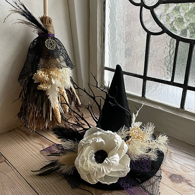 出窓ディスプレイ 魔女のほうきと帽子 魔女イメージ 100均ハロウィングッズ Daiso などのインテリア実例 22 09 29 21 37 37 Roomclip ルームクリップ