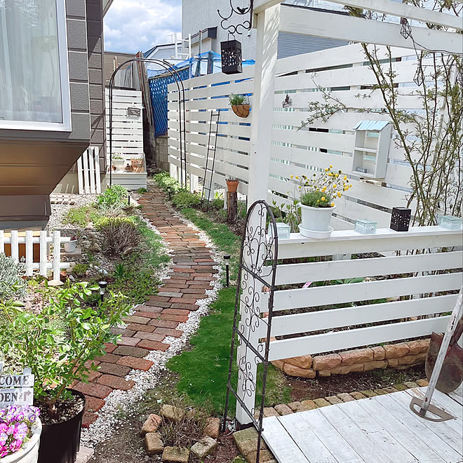 日陰が多いお庭 北海道 宿根草 ホワイトガーデン ウッドフェンスdiy などのインテリア実例 22 05 09 13 43 48 Roomclip ルームクリップ