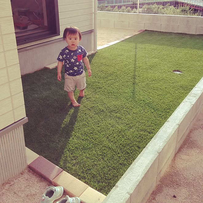 小さい庭 玄関 入り口 人工芝とレンガ こどもと暮らす ちびちゃんず遊び場のインテリア実例 16 06 03 17 51 21 Roomclip ルームクリップ