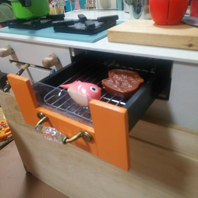 ままごとキッチンdiy セリアが使える ままごとキッチン魚焼きグリル リビング セリア水性塗料のインテリア実例 18 01 24 00 42 11 Roomclip ルームクリップ