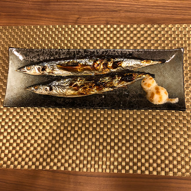 ニトリ 机 秋刀魚皿も買っちゃった 大根おろしアート 秋刀魚と猫 などのインテリア実例 18 09 08 40 53 Roomclip ルームクリップ