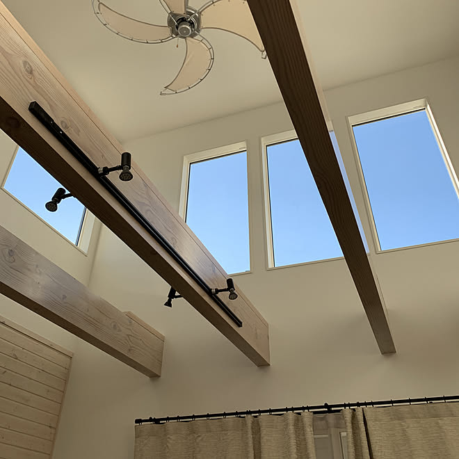 リビング カリフォルニアスタイル 西海岸風 吹き抜け 梁 吹き抜けリビング などのインテリア実例 19 01 04 09 05 37 Roomclip ルームクリップ