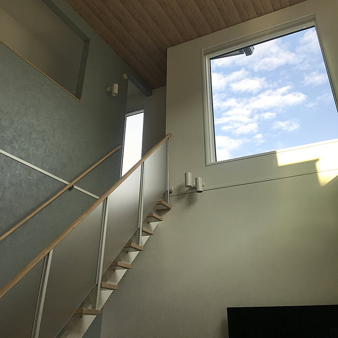 リビング 天井クロス 吹き抜け ナチュラル ストレート階段 などのインテリア実例 19 01 15 35 34 Roomclip ルームクリップ