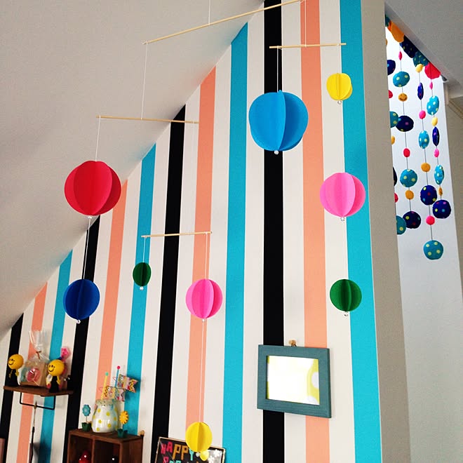 壁 天井 ハンドメイド カラフル 画用紙 モビール などのインテリア実例 16 04 27 15 33 48 Roomclip ルームクリップ