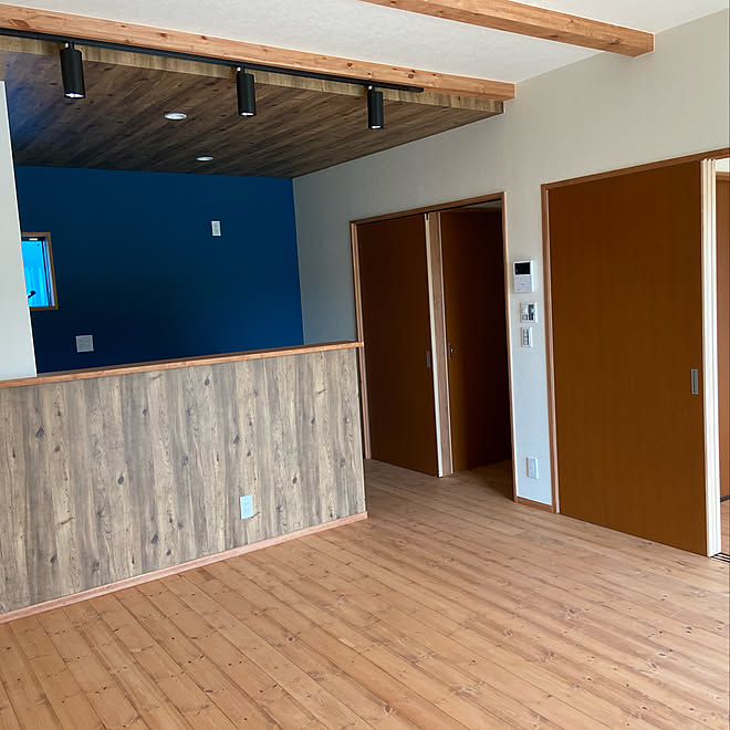 狭いリビング アクセントクロス 木目調クロス 部屋全体 梁のある家のインテリア実例 21 05 18 13 38 59 Roomclip ルームクリップ 狭いリビング アクセントクロス 木目調クロス 部屋全体 梁のある家のインテリア実例 21 05 18 13 38 59 Roomclip ルームクリップ