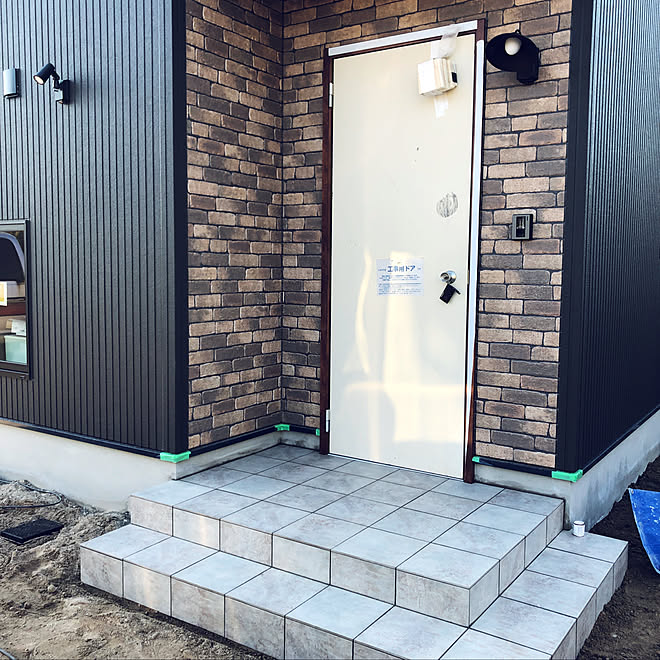 玄関 入り口 タイル ケイミュー レンガ調 モダンストライプ16 などのインテリア実例 19 02 03 10 05 02 Roomclip ルームクリップ