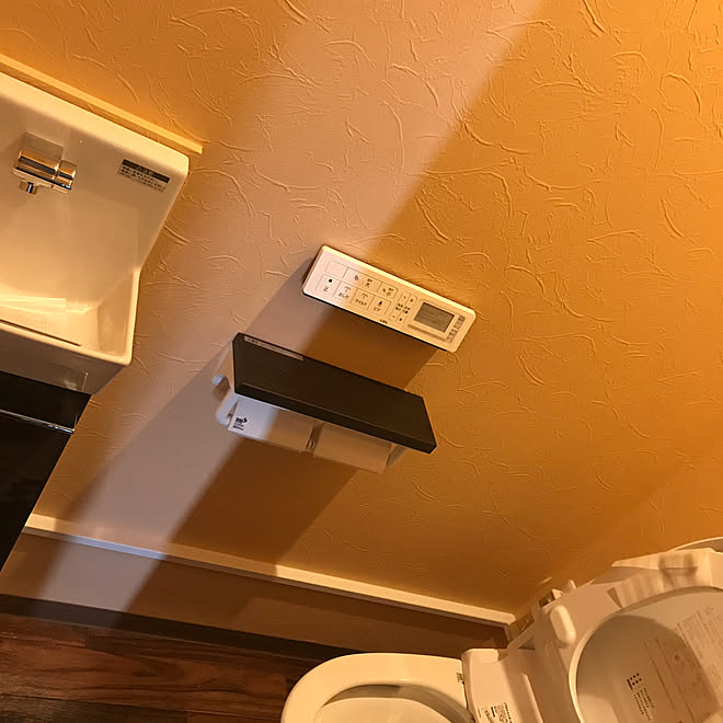 バス トイレ オレンジ壁紙 塗り壁風壁紙 Lixilトイレ 店舗付き住宅 などのインテリア実例 18 02 05 23 17 03 Roomclip ルームクリップ