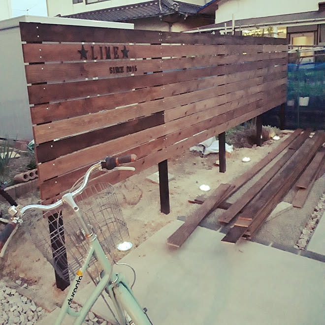 玄関 入り口 杉板張り アルミ支柱 目隠しフェンスdiy ぼちぼちとのんびりとのインテリア実例 11 17 17 31 42 Roomclip ルームクリップ