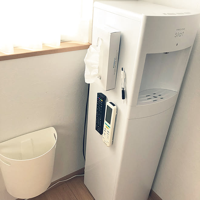 リビング 白いコンセント目立たなくしたい ウォーターサーバー ティッシュペーパー マグネット活用 などのインテリア実例 19 01 15 10 40 34 Roomclip ルームクリップ