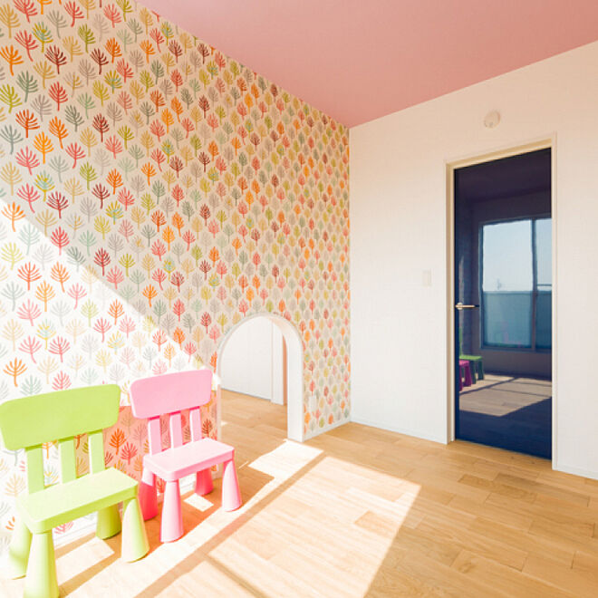 壁 天井 子供部屋 可愛い壁紙 カラフルな壁紙 ネイビーのドア などの