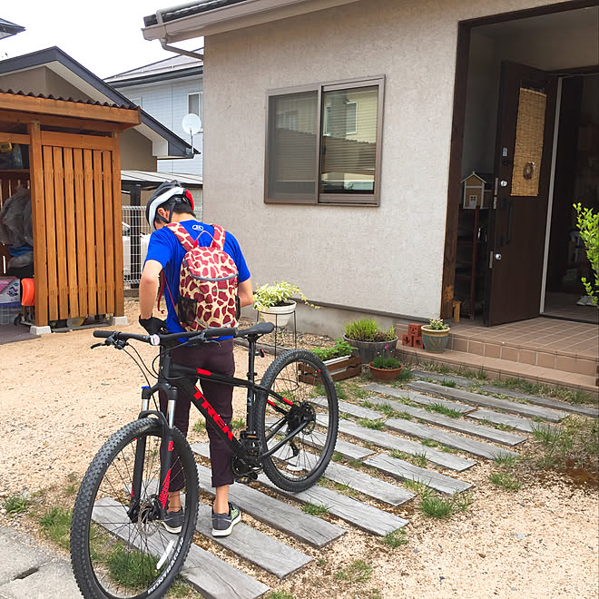 玄関 入り口 Mtb 枕木 玄関アプローチ 自転車置き場diy などのインテリア実例 18 05 06 09 15 32 Roomclip ルームクリップ