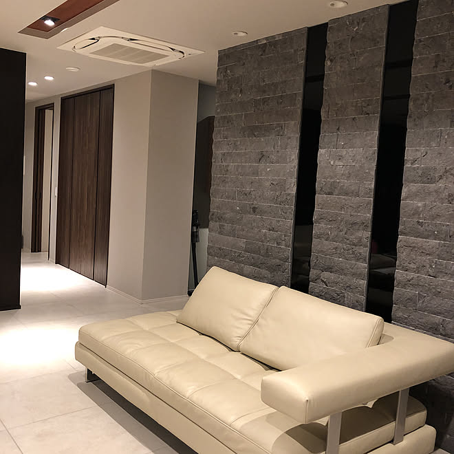 黒ガラス ソファ ホワイトインテリア 白タイル床 壁 天井のインテリア実例 07 25 04 16 Roomclip ルームクリップ