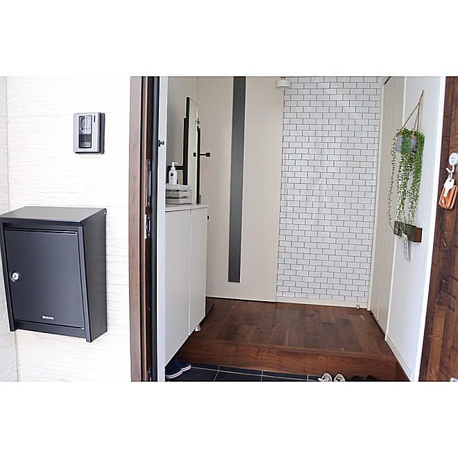 玄関 入り口 ブラックウォールナットの無垢材 白い下駄箱 ブラバンシア ポスト リクシル 玄関ドア などのインテリア実例 18 06 29 14 31 45 Roomclip ルームクリップ