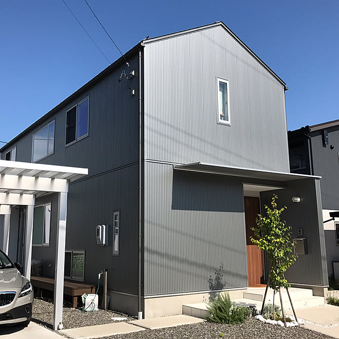 グレーの外壁 ガルバリウムの家 玄関 入り口のインテリア実例 17 07 31 08 57 30 Roomclip ルームクリップ