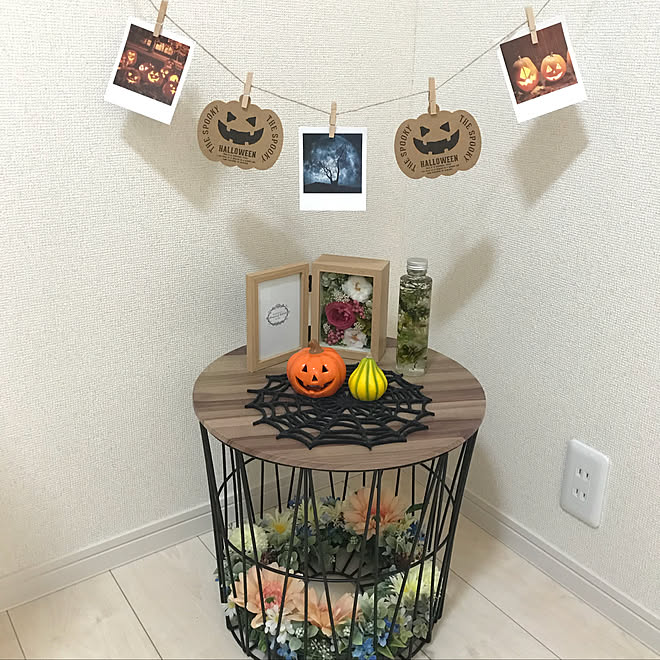 玄関/入り口/ハーバリウム手作り/ハロウィンかぼちゃ/ハロウィンはじめました/ワイヤーバスケットテーブル&hellip;などのインテリア実例