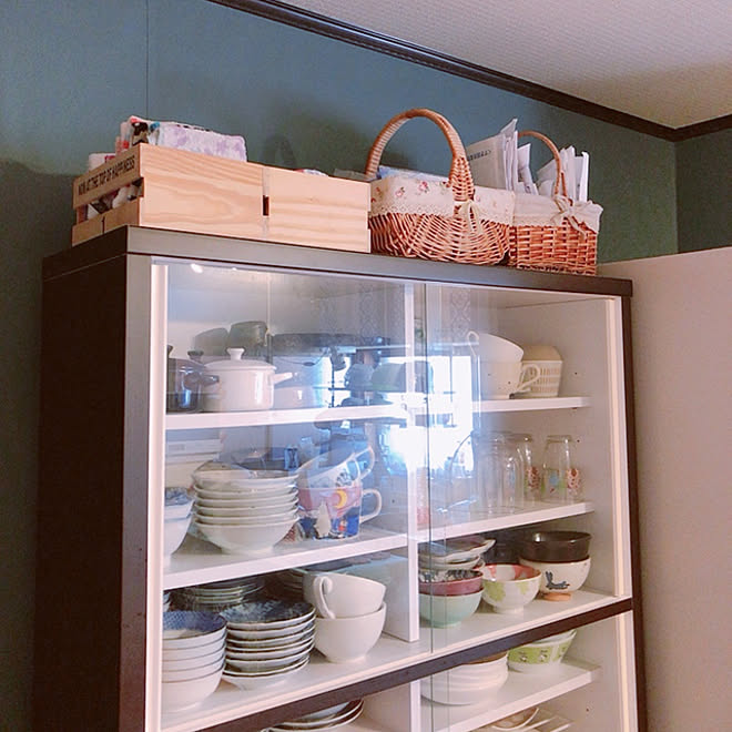 セリアの木箱 セリア カゴ収納 食器棚上 カゴ活用法 などのインテリア実例 11 01 10 43 10 Roomclip ルームクリップ