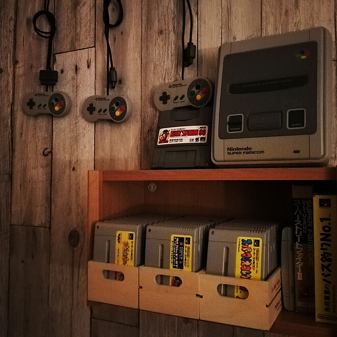 壁 天井 一人暮らし ゲーム収納 スーパーファミコンのインテリア実例