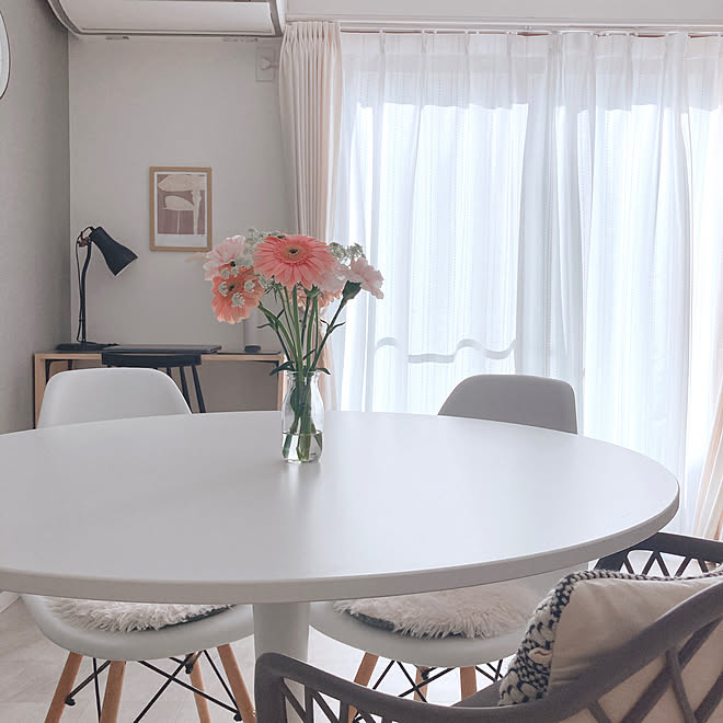 誕生日プレゼント Ikeaのダイニングテーブル 100均フラワーベース ガーベラ ピンクの花 などのインテリア実例 22 11 27 11 14 32 Roomclip ルームクリップ