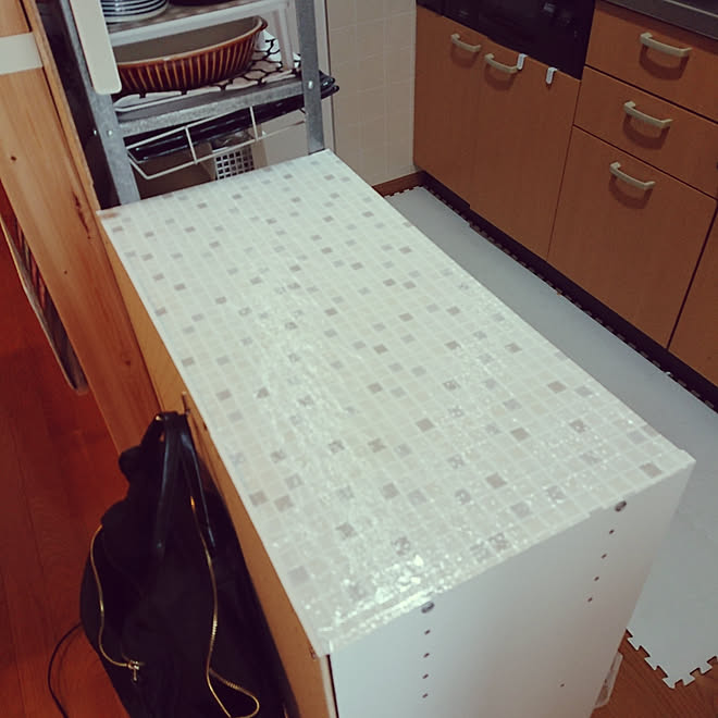 キッチン カラーボックス タイル風リメイクシート コルクシート 100均リメイクシートのインテリア実例 19 08 16 14 15 55 Roomclip ルームクリップ