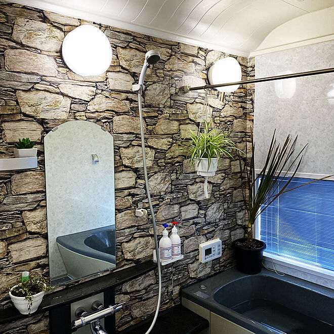 お風呂にも貼れる壁紙 Diy 観葉植物 バス トイレのインテリア実例