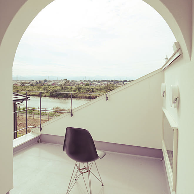 リビングに繋がるベランダ リビングに繋がる窓 アーチの壁 イームズチェア バルコニー などのインテリア実例 21 07 28 09 15 40 Roomclip ルームクリップ