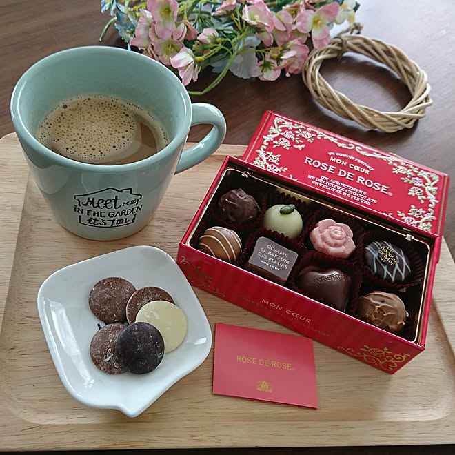リビング バレンタイン モロゾフバレンタインチョコの缶 コーヒー スリーコインズのマグカップ などのインテリア実例 18 02 15 10 24 38 Roomclip ルームクリップ