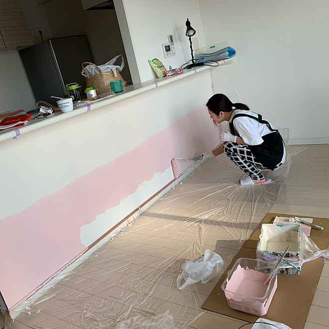 ピンクの壁 セルフペイント ダイニング カウンターテーブル 対面キッチン などのインテリア実例 19 04 16 12 22 Roomclip ルームクリップ