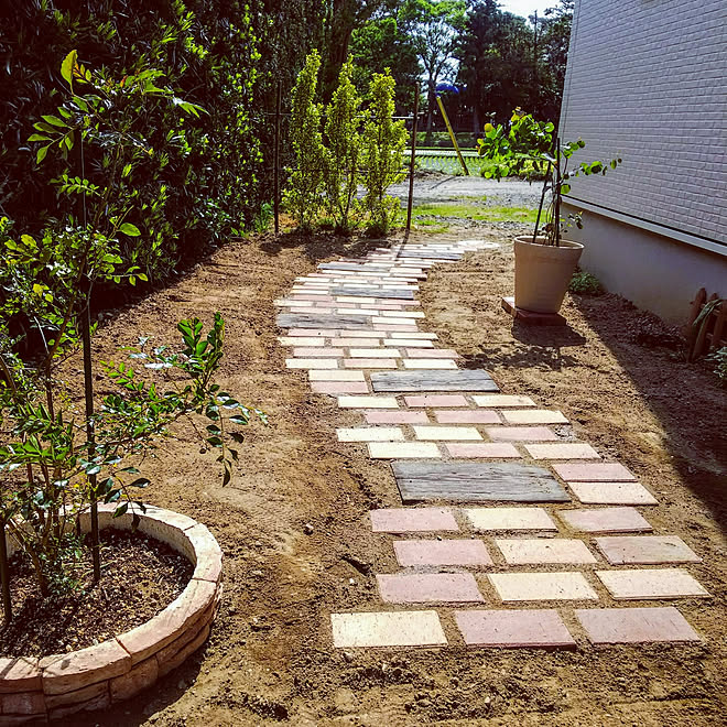 玄関 入り口 コレ Diyしたよ お庭改造計画 お庭作り 花のある暮らしに憧れる などのインテリア実例 05 14 16 13 13 Roomclip ルームクリップ