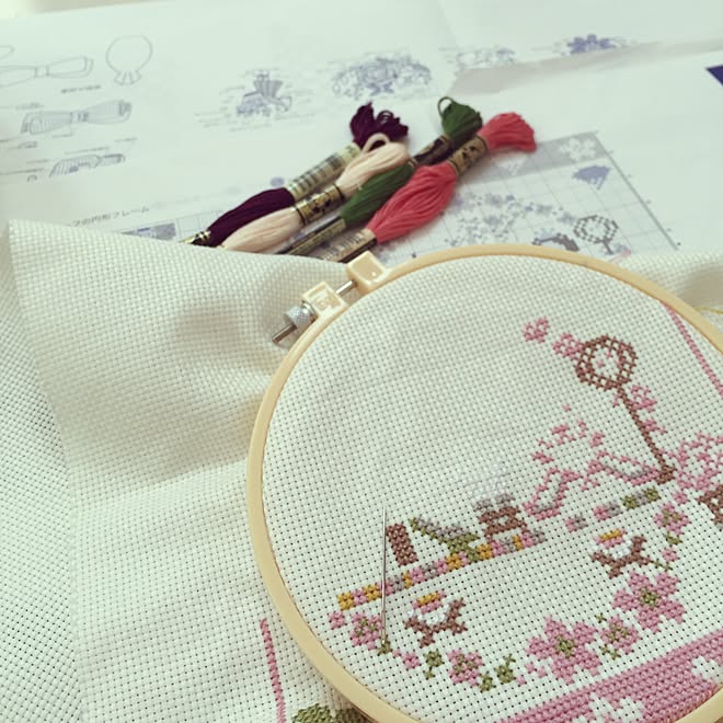 リビング 昼下がり おひなさま クロスステッチ刺繍 100均 などのインテリア実例 16 05 06 00 34 44 Roomclip ルームクリップ