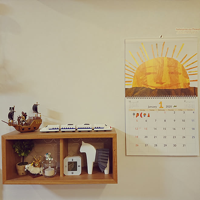 壁 天井 カレンダー エリック カール はらぺこあおむし 代表作品 などのインテリア実例 01 08 30 46 Roomclip ルームクリップ