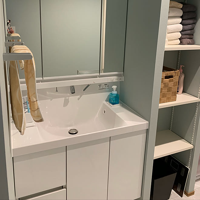 可動棚 Lixilの洗面化粧台 水色の壁紙 珪藻土トレー 洗面所 などのインテリア実例 04 14 12 39 Roomclip ルームクリップ