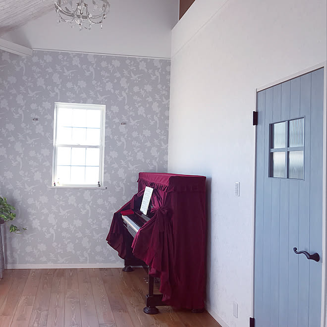 ローラアシュレイの壁紙 ピアノのある部屋 レッスン室 Eidai シンコールクロス などのインテリア実例 19 03 23 21 28 06 Roomclip ルームクリップ