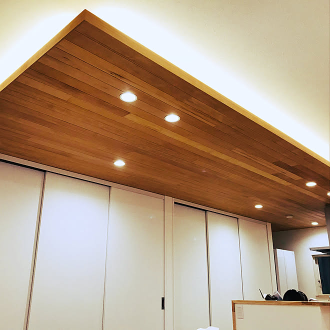 壁 天井 カップボードはオーダー 下がり天井 ヘムパネリングの天井 間接照明 などのインテリア実例 19 08 06 11 44 18 Roomclip ルームクリップ