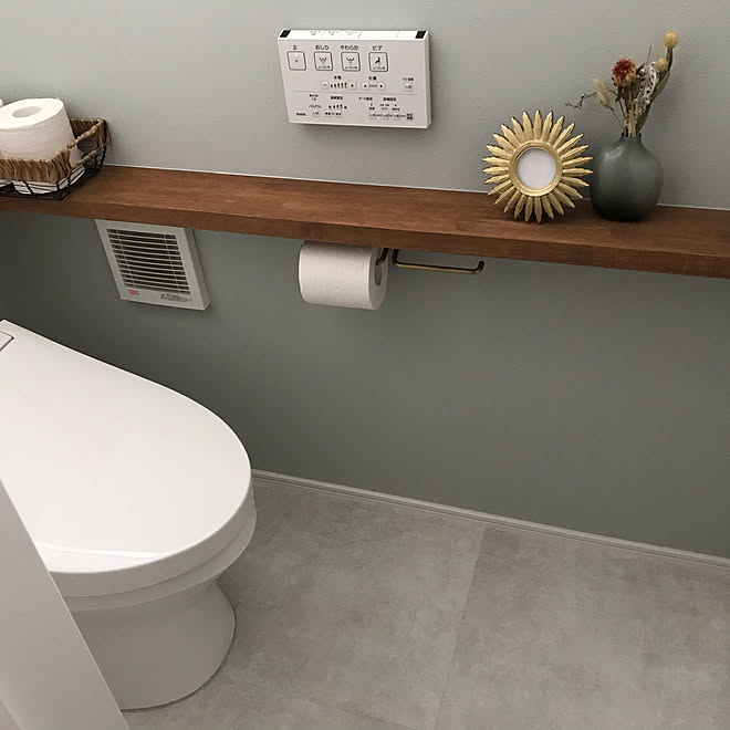 フロアタイル サンゲツ トイレのクロス アクセントクロス ブルーグレー アクセントクロス ブルー トイレットペーパー収納 などのインテリア実例 12 21 07 26 23 Roomclip ルームクリップ