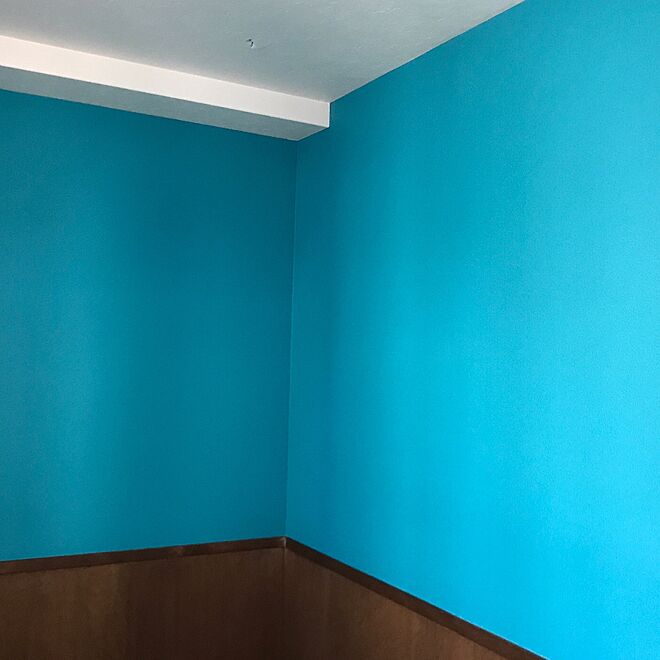 壁 天井 リビングダイニング ターコイズブルーの壁 シンコール壁紙 腰