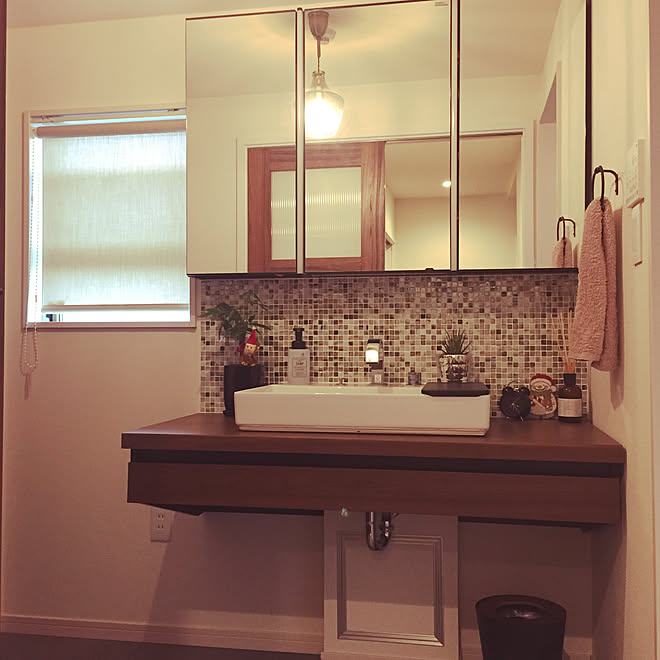 洗面所にもペンダントライトいける 洗面所 アイアンタオルリング 三面鏡 クリエモカ などのインテリア実例 19 11 25 15 36 36 Roomclip ルームクリップ