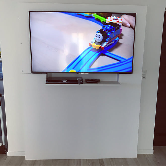 リビング クロス貼り ニッチdiy スッキリ 壁掛けテレビ などのインテリア実例 18 01 05 09 45 Roomclip ルームクリップ
