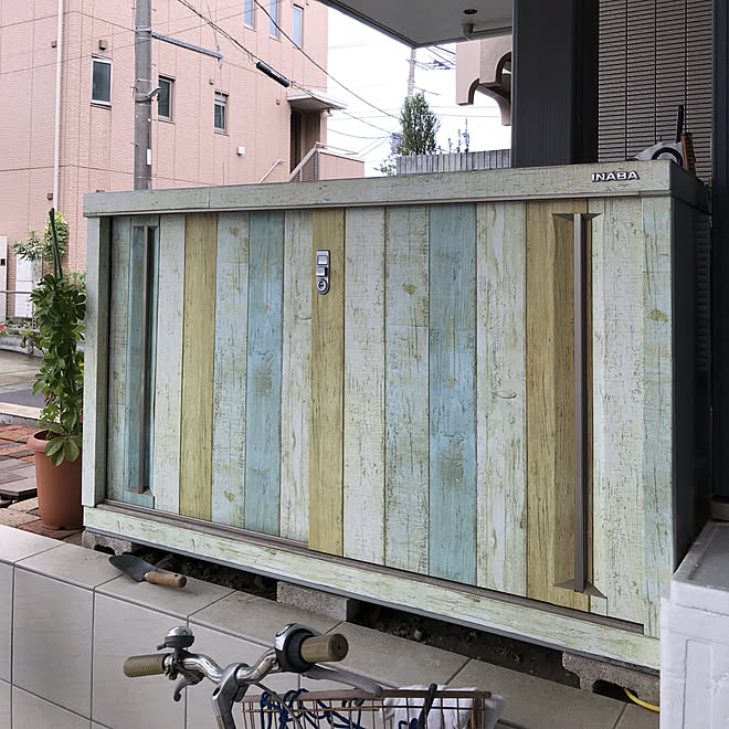 玄関 入り口 イナバ物置 壁紙シートを貼りました イナバの物置改 男前 などのインテリア実例 18 09 11 41 Roomclip ルームクリップ