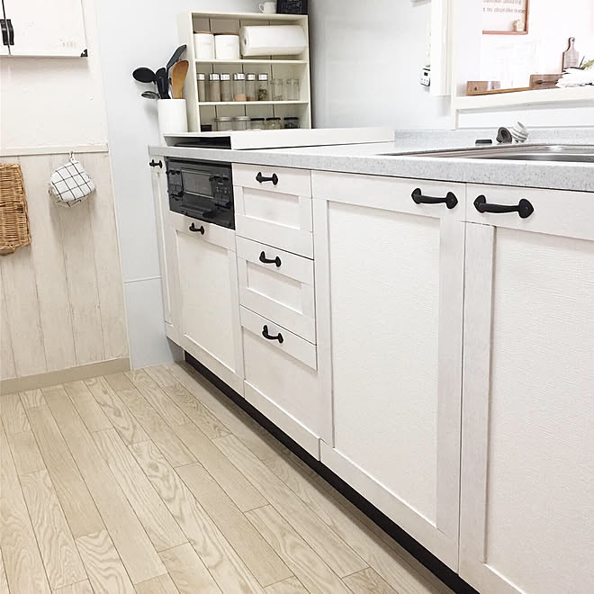 ベニア板 調味料棚diy 収納扉リメイク 壁紙屋本舗 クッションフロア などのインテリア実例 19 06 08 19 12 Roomclip ルームクリップ