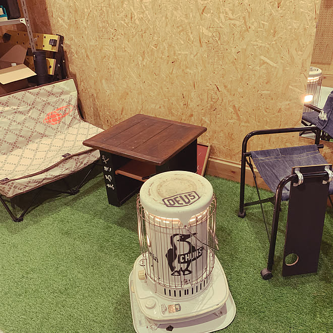 アウトドア Osbボードの壁 人工芝生をひいてみた 人工芝diy ストーブガードdiy などのインテリア実例 19 11 24 07 47 49 Roomclip ルームクリップ