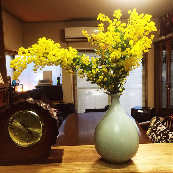 花瓶 黄色い花 ミモザ ナチュラル あたたかい暮らし などのインテリア実例 02 11 19 59 51 Roomclip ルームクリップ