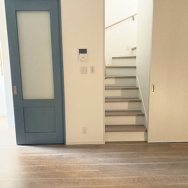 リビング階段に引戸 クラフトレーベル ブルーグレーオーク リビングドア ハイドア などのインテリア実例 12 13 23 46 26 Roomclip ルームクリップ