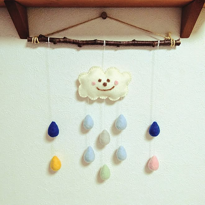 壁 天井 初投稿 羊毛フェルト 雲モビール しずく などのインテリア実例 17 06 12 09 26 24 Roomclip ルームクリップ